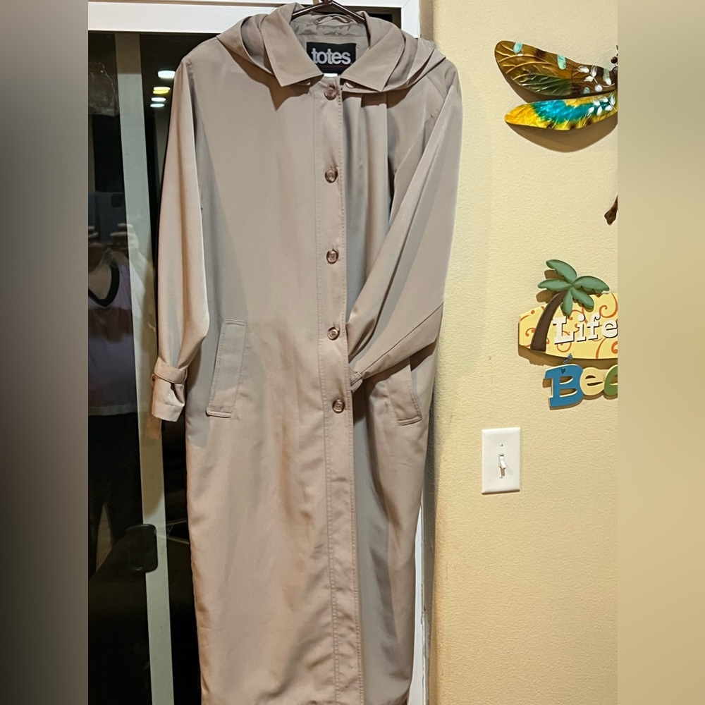This is a beautiful rain coat from TOTES, that is lightweight.